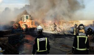 Extinguido el incendio declarado en una planta de reciclaje de Almería