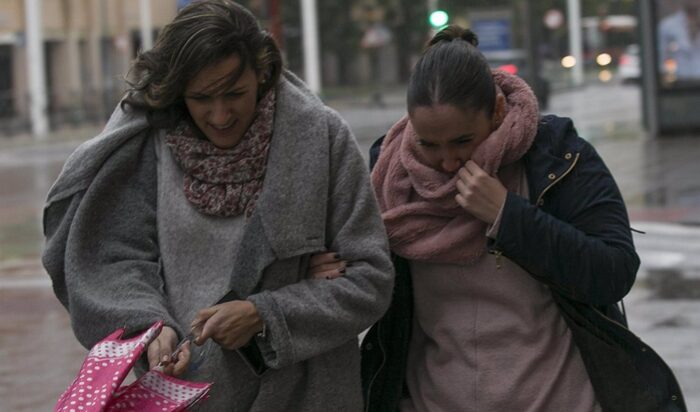 Precaución ante el aviso naranja por viento en Granada y fuerte oleaje en Almería