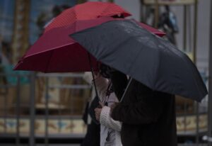 Precaución en Andalucía tras avisos de fuerte oleaje y viento