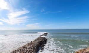 Rescatado un surfista herido en la playa de Santa María del Mar