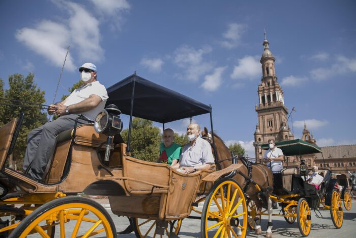 Sevilla suprimirá las tasas para taxis y coches de caballos en 2021