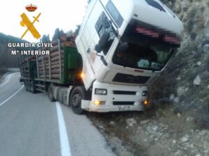 Salvan a un camionero aplastado por su vehículo por accidente en Jaén