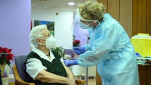 Araceli, de 96 años, primera vacunada contra la COVID-19 en España. / Foto: Moncloa.