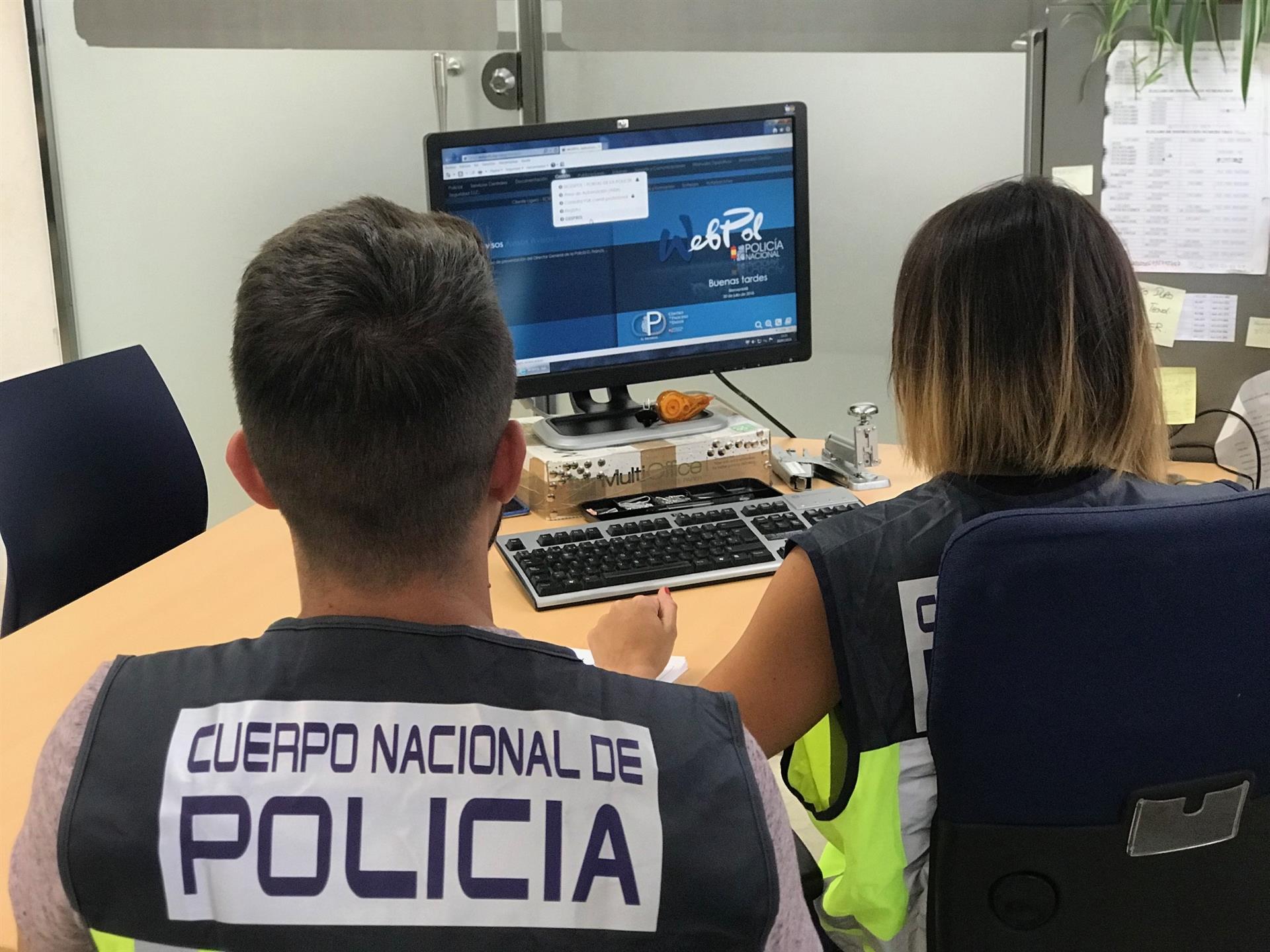 Agentes de la Policía Nacional delante de un ordenador. / Foto: Archivo / Cuerpo Nacional de Policía. / Europa Press.