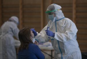 Sanitarios trabajando durante las pruebas de cribado de covid-19 con test de antígenos en pabellones deportivos de la ciudad. En el Pabellón Deportivo Pino Montano. / Foto: Archivo / María José López. / Europa Press.