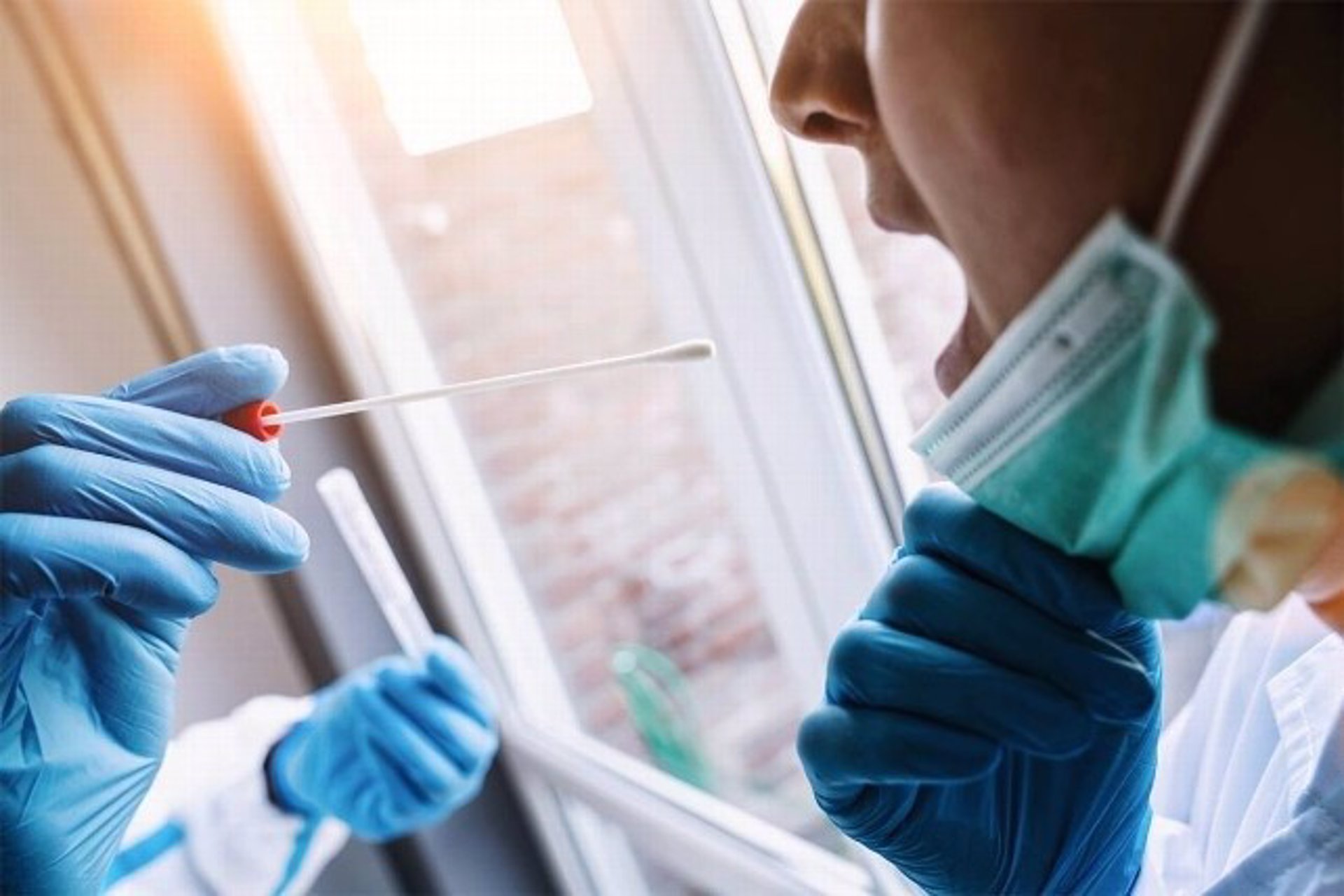 Realización de una prueba PCR para la detección de la covid-19. / Foto: Archivo / Cabildo de la Gomera. / Europa Press.