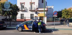 Conducción del detenido a la comisaría del distrito. / Foto: Cuerpo de la Policía Nacional. / Europa Press.