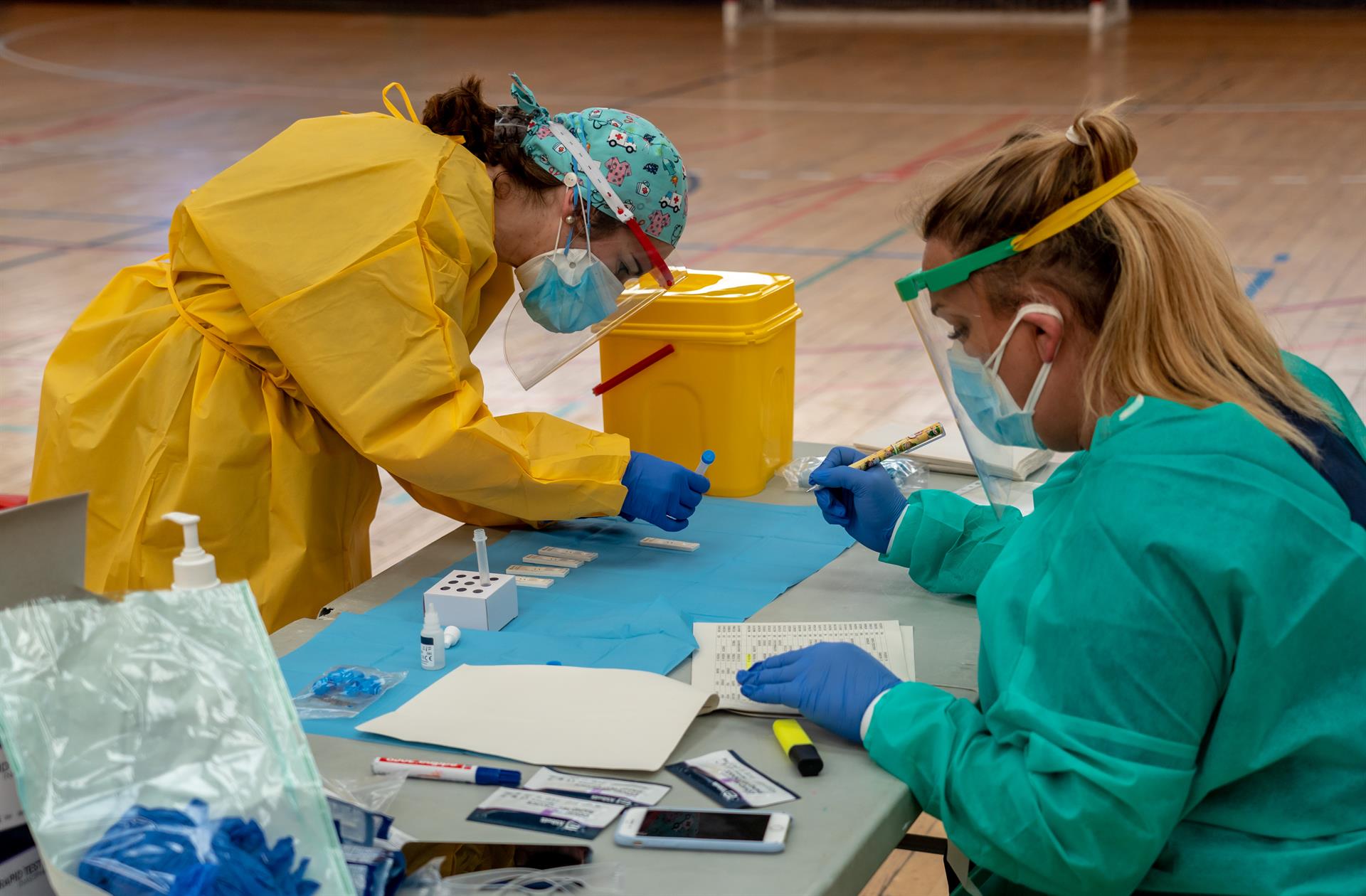 Sanitarios trabajando durante las pruebas de cribado de covid-19 con test de antígenos en el pabellón deportivo de 'El Paraguas'. / Foto: Archivo / Eduardo Briones. / Europa Press.