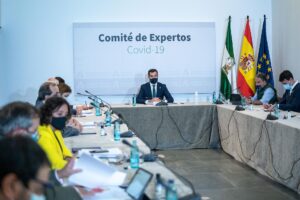 El presidente de la Junta de Andalucía, Juanma Moreno, preside una reunión del Comité de Expertos de COVID-19 . / Foto: Archivo / Jesús Moron / Junta de Andalucía. / Europa Press.