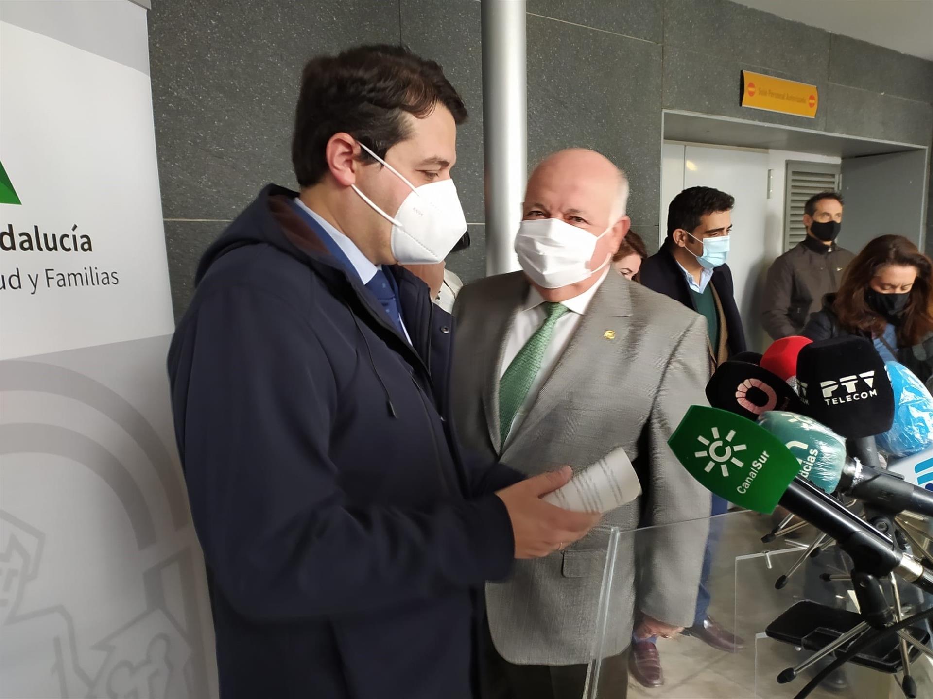 Aguirre junto al alcalde de Córdoba, José María Bellido (izda.), al inicio de la rueda de prensa. / Foto: Europa Press.