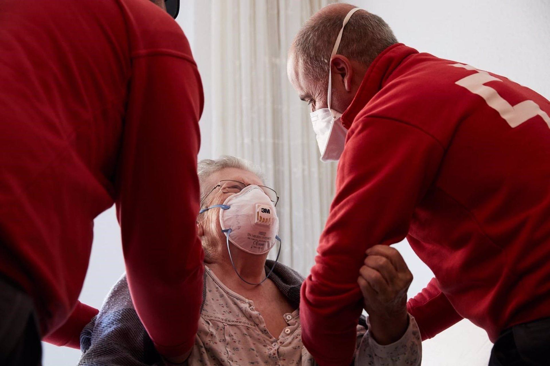 Voluntarios de Cruz Roja ayudan a una persona mayor. / Foto: Cruz Roja. / Europa Press.