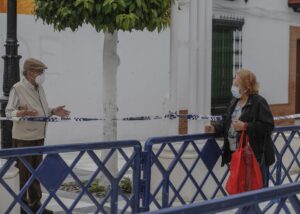 Personas de avanzada edad se saludan desde la distancia separados por una las medidas de seguridad. / Foto: Archivo / María José López. / Europa Press.