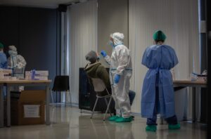 Un hombre recibe una prueba PCR en una imagen de archivo. / Foto: David Zorrakino. / Europa Press.