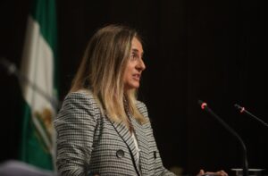 La consejera de Fomento, Infraestructuras,y Ordenación del Territorio, Marifrán Carazo, durante su comparecencia en la rueda de prensa posterior a la reunión del Consejo de Gobierno de la Junta de Andalucía. / Foto: María José López. / Europa Press.