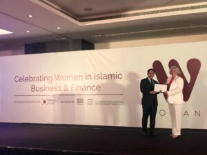 Isabel Romero cuando recibió en Dubai en 2019 su primer reconocimiento como una de las mujeres más influyentes del mundo en negocios islámicos. / Foto: Archivo / Instituto Halal. / Europa Press.