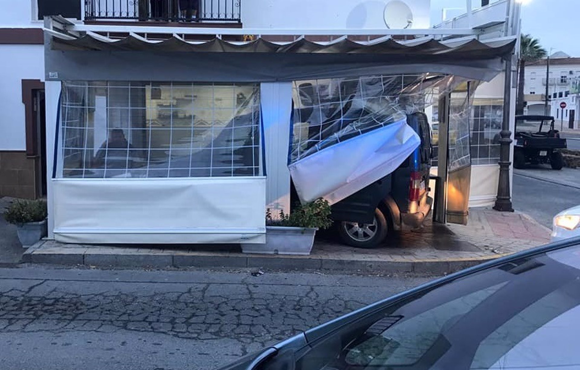 Imagen del coche accidentado dentro de la terraza del bar de Lepe (Huelva). / Foto: Policía Local de Lepe. / Europa Press.