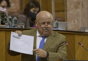 El consejero de Salud y Familias, Jesús Aguirre, en una foto de archivo en el Parlamento andaluz. / Foto: María José López. / Europa Press.