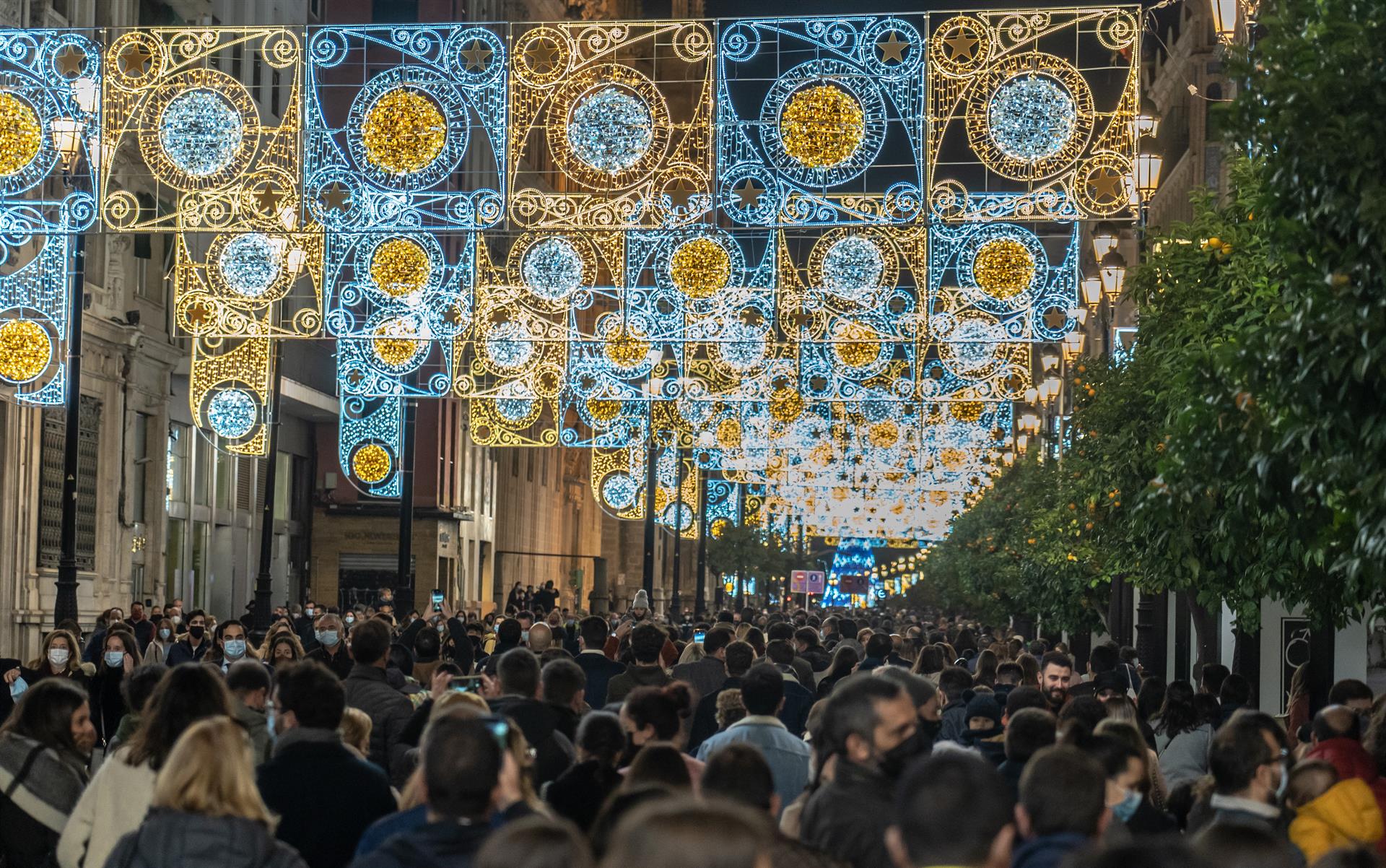 Muchos sevillanos han acudido a la Avenida de la Constitución para ver el encendido de las luces de navidad. / Foto: Eduardo Briones. / Europa Press.