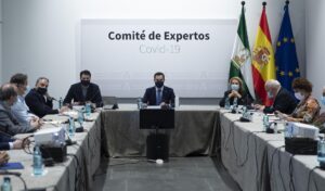 El presidente de la Junta, Juanma Moreno (c), durante la reunión del Consejo Asesor de Alertas de Salud Pública de Alto Impacto (Comité de Expertos). / Foto: María José López. / Europa Press.