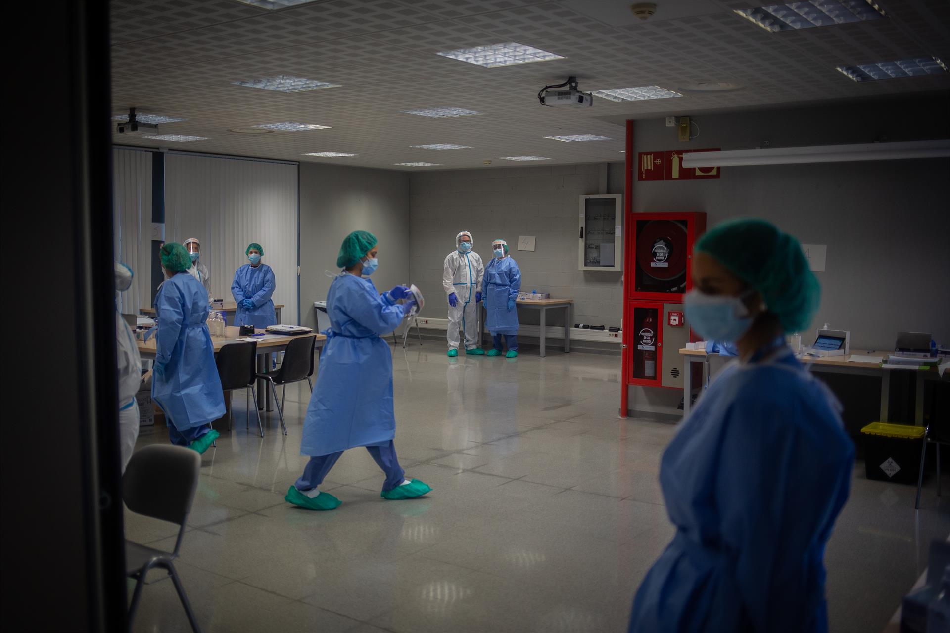 Varios sanitarios en un dispositivo de cribados masivos. / Foto: David Zorrakino. / Europa Press.