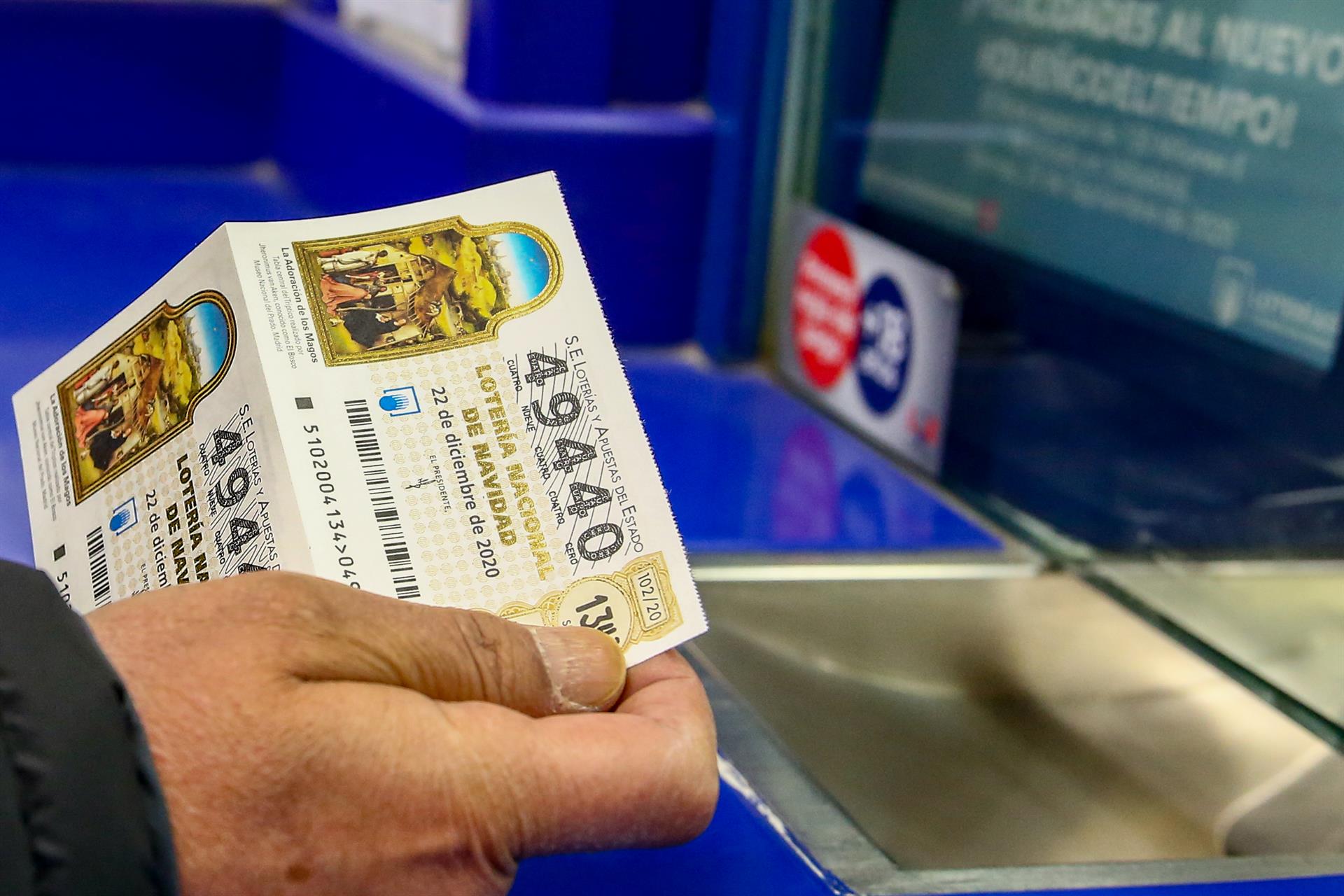 Una persona compra un décimo para el Sorteo Extraordinario de la Lotería de Navidad 2020, foto de recurso. / Foto: Archivo / Ricardo Rubio. Europa Press.