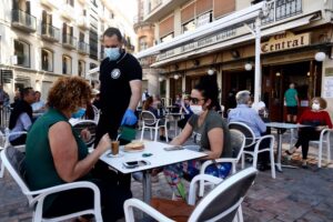 Imagen de un camarero atendiendo una terraza en Málaga, en una imagen de mayo. / Foto: Archivo / Álex Zea. / Europa Press.