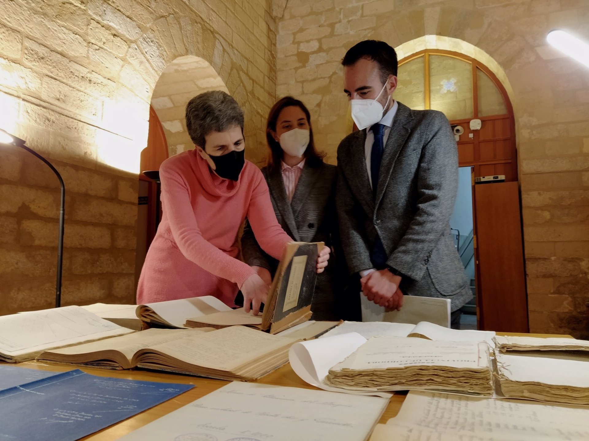 El delegado de Empleo, Ángel Herrador, y la delegada de Cultura y Patrimonio Histórico en Córdoba, Cristina Casanueva (centro), en la entrega de documentación minera al Archivo Histórico Provincial. / Foto: Junta de Andalucía. / Europa Press.