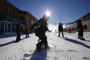 Esquiadores con mascarillas en la estación de esquí de Sierra Nevada. / Foto: Álex Cámara. / Europa Press.