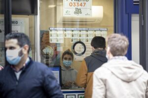 Colas para comprar la lotería de Navidad en la administración 'El Gato Negro'. / Foto: María José López. / Europa Press.