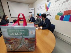 El delegado de Transformación Económica, Ángel Herrador (en el centro a la dcha.), junto con el presidente del CCA Viñuela, Manuel Calvo, y el vicepresidente, Manuel Rubio. / Foto: Junta de Andalucía. / Europa Press.