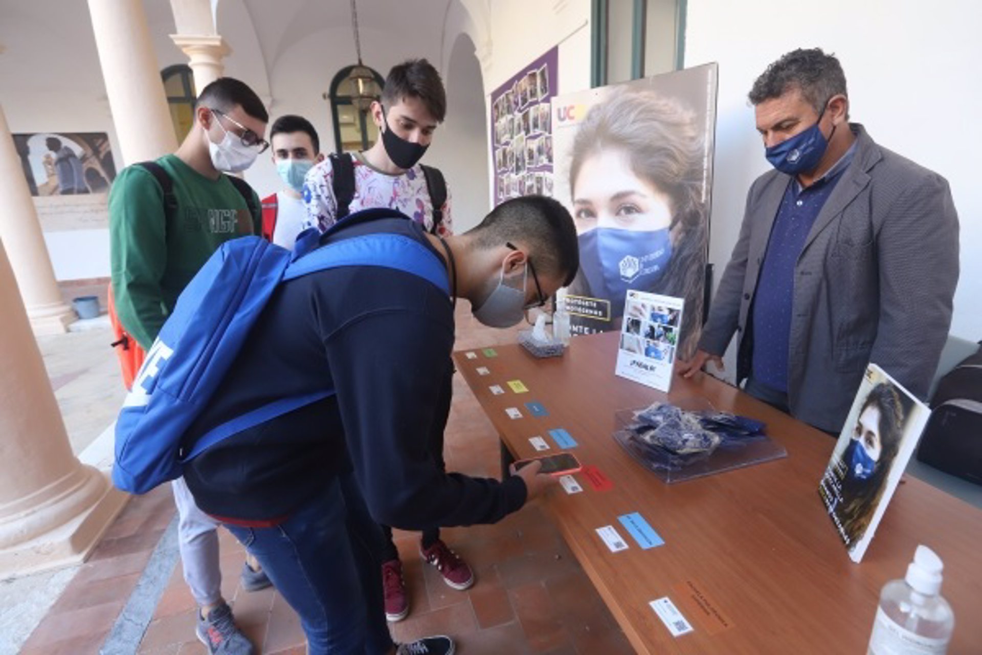 Alumnado de la Facultad de Derecho recogiendo su mascarillas reutilizable. / Foto: Archivo / Universidad de Córdoba.