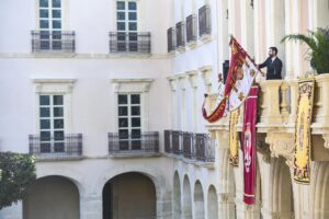 El alcalde de Almería sostiene el Pendón en el balcón principal del Ayuntamiento. / Foto: Archivo / Ayuntamiento de Almería. / Europa Press.