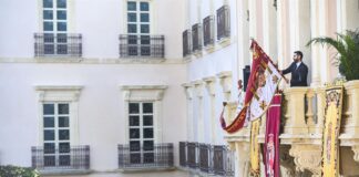 El alcalde de Almería sostiene el Pendón en el balcón principal del Ayuntamiento. / Foto: Archivo / Ayuntamiento de Almería. / Europa Press.