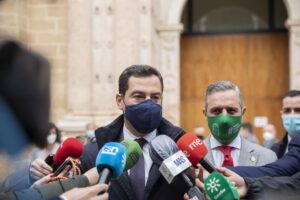 El presidente de la Junta de Andalucía, Juanma Moreno en el Parlamento tras la aprobación del Presupuesto de 2021. / Foto: María José López. / Europa Press.