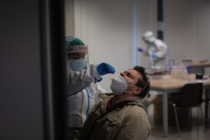 Un hombre recibe una prueba PCR en un dispositivo de cribados masivos. / Foto: David Zorrakino. / Europa Press.