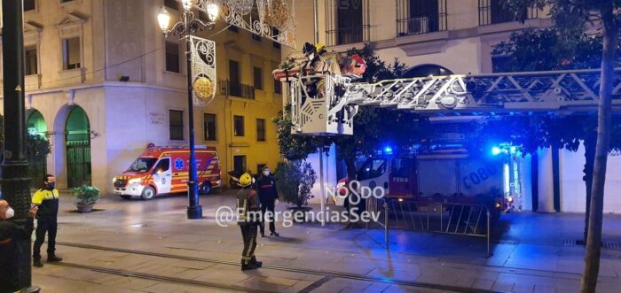 Rescatado desde el balcón de una cuarta planta un varón de 84 años tras sufrir una caída