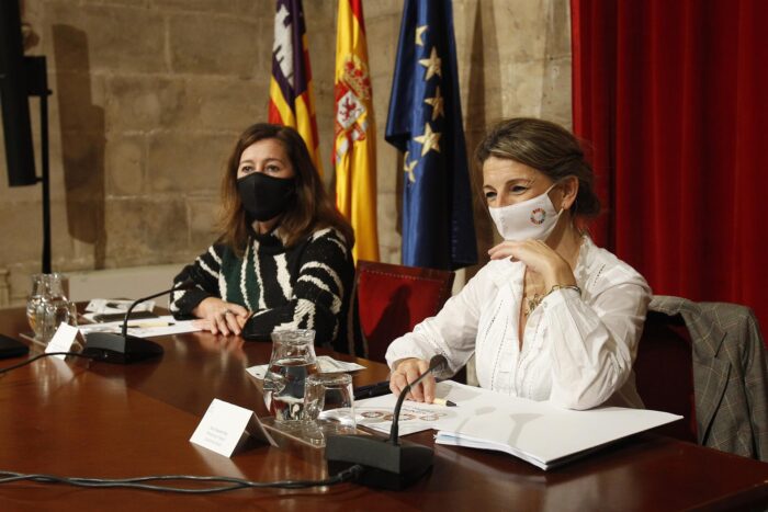 La ministra de Trabajo y Economía Social, Yolanda Díaz (d), y la presidenta del Govern, Francina Armengol (i) presiden la Mesa del Diálogo Social de las Islas Baleares, en la Capella del Consolat del Mar, Palma de Mallorca, Mallorca, Islas Baleares (Espa - Isaac Buj - Europa Press