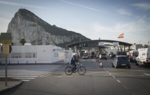 España refuerza el control en Gibraltar tras suspender los vuelos con Reino Unido