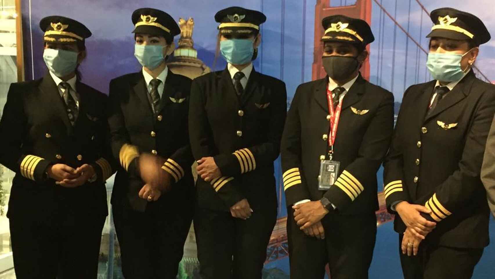 Imagen de las capitanas tras realizar el vuelo más largo sin escala en su país