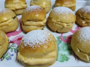 Aprende a hacer unos deliciosos bollos suizos rellenos de crema pastelera