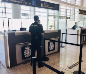 Detenido en el aeropuerto por tratar embarcar con documentación falsa