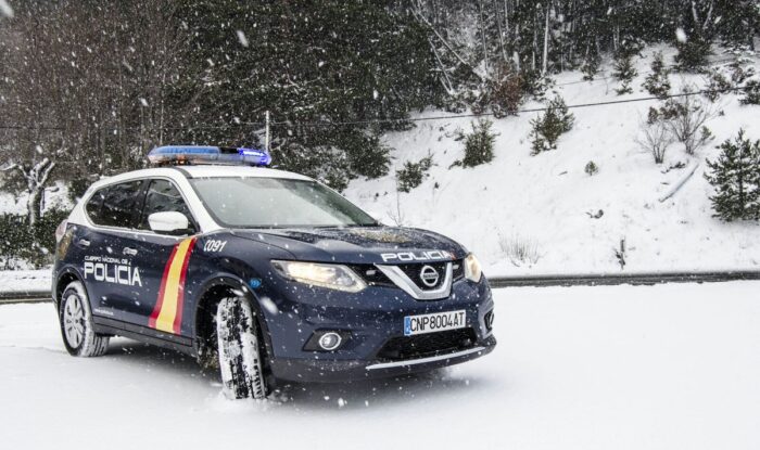 Un policía salva la vida a 5 jóvenes atrapados en la nieve de Navacerrada