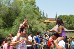 Niños y voluntarios durante una excursión a Isla Mágica. / Foto: Fundación Soñar Despierto Sevilla.