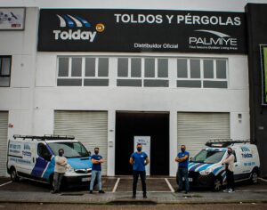 El equipo de Tolday a la entrada de la nueva exposición en Córdoba. / Foto: Tolday.