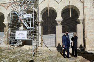 La consejera de Cultura y Patrimonio Histórico, Patricia del Pozo, y el alcalde de Córdoba, José María Bellido, visitan los inicios de las obras en el Salón Rico de Medina Azahara. / Foto: Junta de Andalucía. / Europa Press.