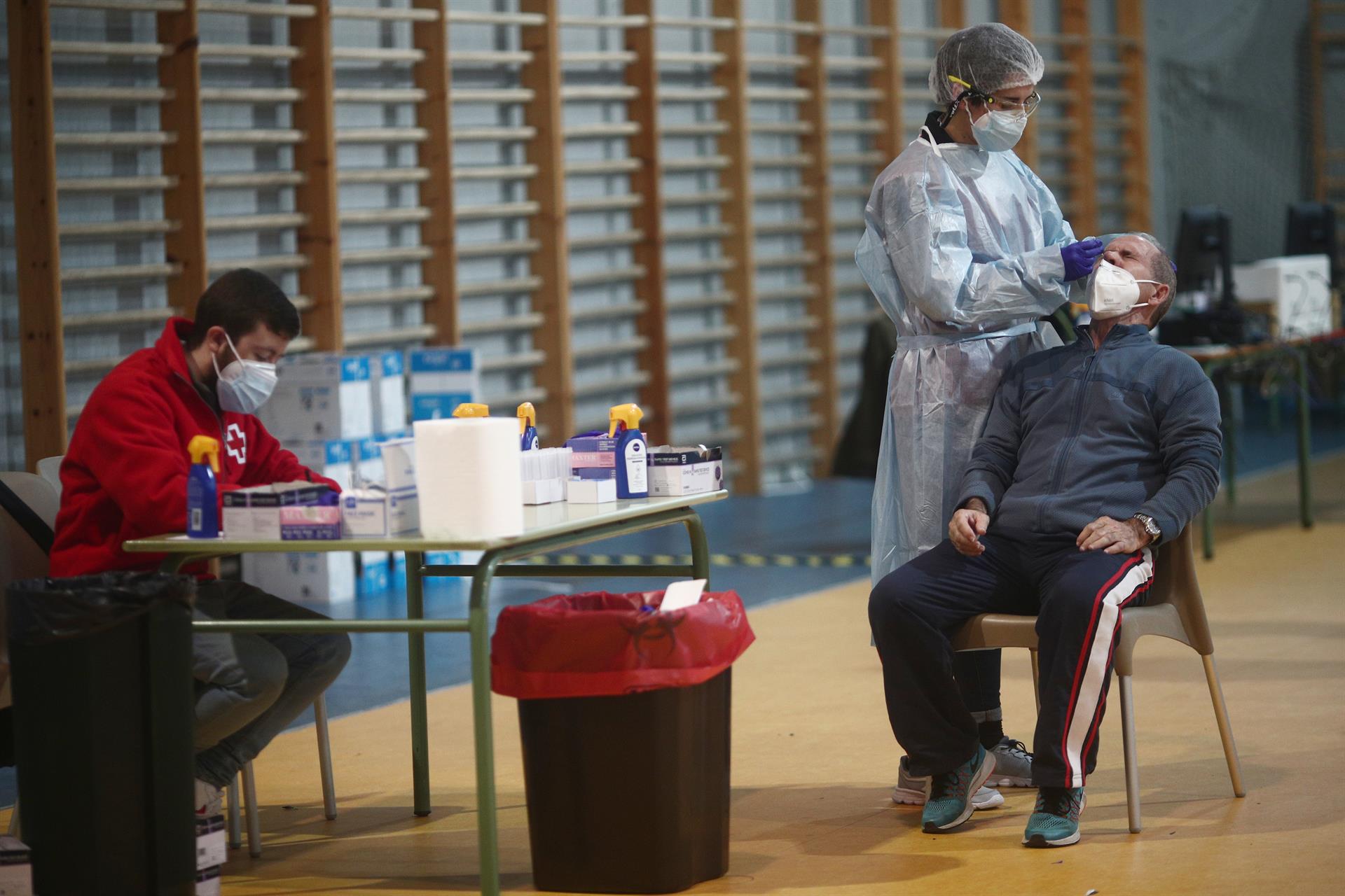 Un sanitario realiza test de antígenos de detección del Covid. / Foto: Eduardo Parra. / Europa Press