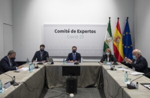 El presidente de la Junta, Juanma Moreno, durante la reunión del Consejo Asesor de Alertas de Salud Pública de Alto Impacto; junto al consejero de la Presidencia, Elías Bendodo; y el consejero de Salud y Familias, Jesús Aguirre. / Foto: María José López. / Europa Press.