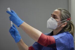 Una trabajadora sanitaria, con material necesario para administrar la vacuna contra la COVID-19, en una imagen de archivo. / Foto: Eduardo Sanz. / Europa Press.