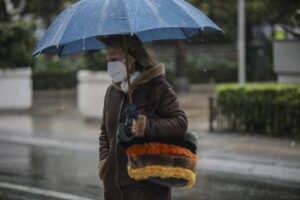 Una persona camina bajo la lluvia protegida con un paraguas. / Foto: María José López. / Europa Press.