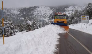 Nieve acumulada en las carreteras andaluzas. / Foto: Archivo / Servicio 112. / Europa Press.